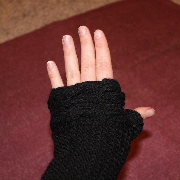 💥 HM Nepalese Merino Dbl Cable Handwarmers BLK - Picture 2 of 3